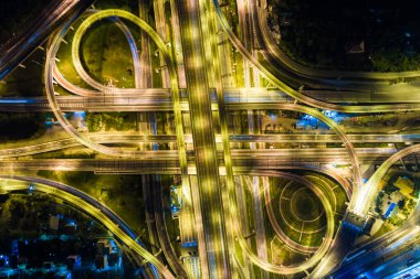 Araç hareketli hava görüntüsü gece trafiği karayolu