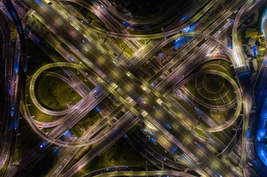Araç hareketli hava görüntüsü gece trafiği karayolu