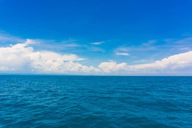 Deniz arka planında kabarık bulutlu mavi gökyüzü, dinginlik doğa deniz manzarası