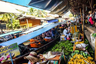 Yüzen Damnoen Saduak Pazar yiyecek ve içecek ürünleri turistik, Tayland ile geleneksel