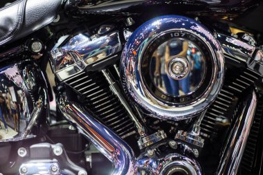 Çift pistonlu parlak krom motosiklet motoru.