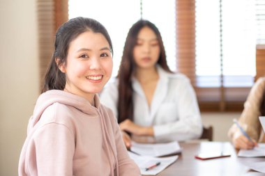 Asyalı beyaz yakalı kadınların takım çalışması, çekici iş toplantısı.