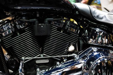 Çift pistonlu parlak krom motosiklet motoru.