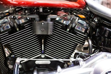 Çift pistonlu parlak krom motosiklet motoru.