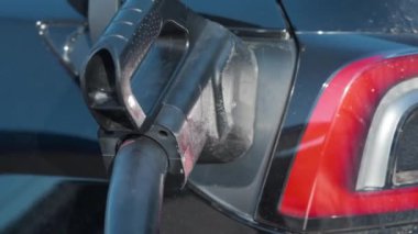 Elektrikli araba şarj istasyonu ile 