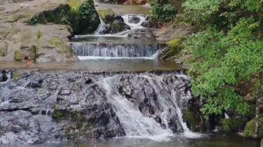 Kegon şelale sonbahar ormandaki Nikko Japonya