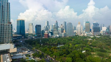 Lumpini yeşil ağaçlı modern şehir binası halka açık park havadan Bangkok Tayland manzaralı