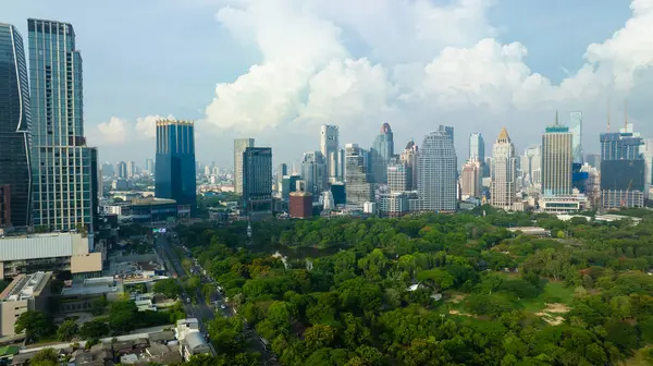Lumpini yeşil ağaçlı modern şehir binası halka açık park havadan Bangkok Tayland manzaralı