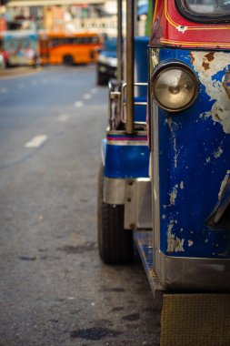 Tuk Tuk araba park yolu Bangkok şehir geleneği Tayland 'da seyahat. ARW