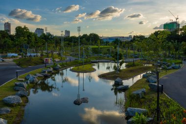 Nehir kenti parkıyla yeşil manzara doğa parkı mavi gökyüzü bulutlu doğa manzarası