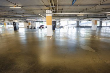 Süpermarketin arka planında boş park yeri