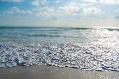 Deniz kıyısı dalgası turkuaz su güneşli gün mavi gökyüzü bulutlu yaz tatili Samui adası Tayland