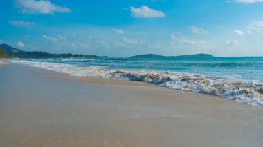 Deniz kıyısı dalgası turkuaz su güneşli gün mavi gökyüzü bulutlu yaz tatili Samui adası Tayland