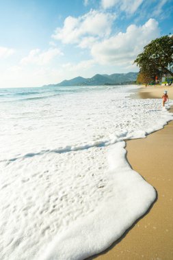 Deniz kıyısı dalgası turkuaz su güneşli gün mavi gökyüzü bulutlu yaz tatili Samui adası Tayland