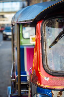 Tuk Tuk araba park yolu Bangkok şehir geleneği Tayland 'da seyahat. ARW