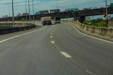 Bangkok şehrindeki boş asfalt yol geçiş yolu geçmişi