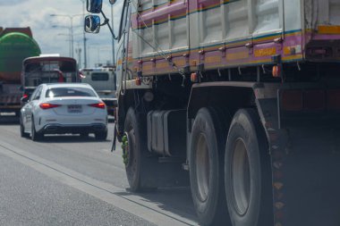 Şehir trafiği taşımacılığı endüstrisi Bangkok Tayland 'da eski bir kamyon