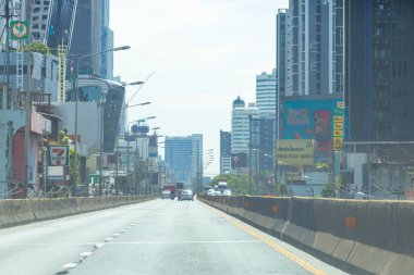 Bulanık, Bangkok Tayland 'a ulaşım geçmişi olan boş şehir yolu.
