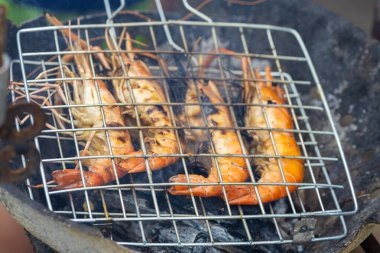 Büyük nehir karidesi, Asya Tayland deniz mahsullerinde kızartılmış.