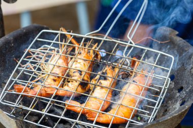 Büyük nehir karidesi, Asya Tayland deniz mahsullerinde kızartılmış.