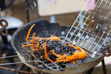 Büyük nehir karidesi, Asya Tayland deniz mahsullerinde kızartılmış.