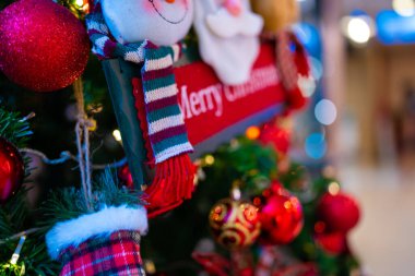 Noel ağacı süslemesi. Işıklı gece ışığı. Mutlu yıllar.