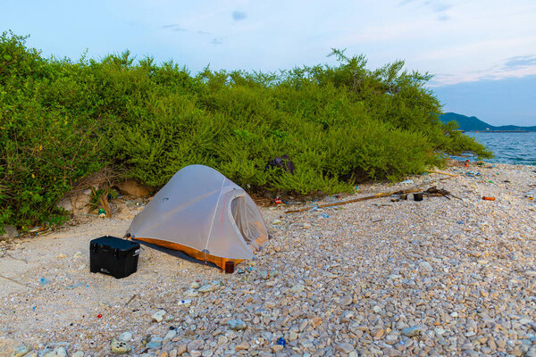 Кемпинг палатка на белом песке морской пляж тропический остров летний отдых