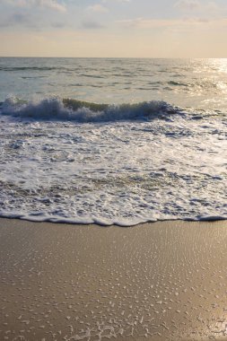 Deniz kıyısı beyaz kumsal gökyüzünü Samui Tayland bulutuyla dalgalandırıyor.
