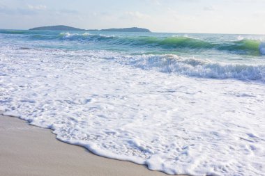 Deniz kıyısı beyaz kumsal gökyüzünü Samui Tayland bulutuyla dalgalandırıyor.