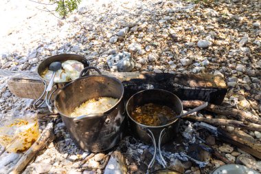 Deniz kıyısı adasında yemek pişirme, tatil macerası.