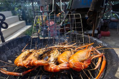 Dev nehir karidesi, ateşte kızartılmış deniz mahsulü baharatı.
