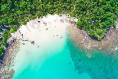 Yeşil tropikal yağmur ormanı doğası Koh Kood Tayland 'a ait havadan deniz kıyısı beyaz kum dalgası.
