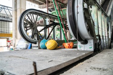 Metro tren istasyonunda Escalaror şantiye, Bakım yürüyen merdiven