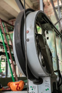 Metro tren istasyonunda Escalaror şantiye, Bakım yürüyen merdiven