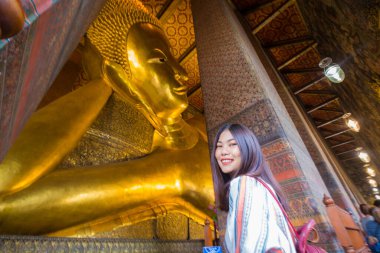 Güzel gülümseyen Asyalı sırt çantalı gezgin kadın pagoda 'da yürüyordu Buda Tapınağı' nı gezerek Bangkok Tayland 'ı geziyordu.