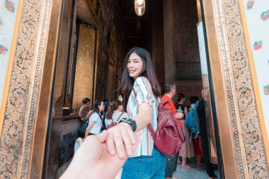 Güzel gülümseyen Asyalı sırt çantalı gezgin kadın pagoda 'da yürüyordu Buda Tapınağı' nı gezerek Bangkok Tayland 'ı geziyordu.