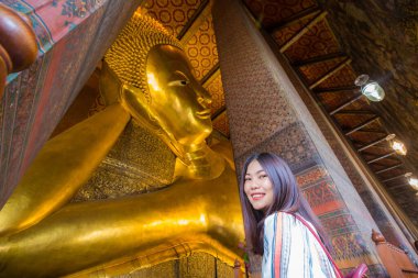 Güzel gülümseyen Asyalı sırt çantalı gezgin kadın pagoda 'da yürüyordu Buda Tapınağı' nı gezerek Bangkok Tayland 'ı geziyordu.