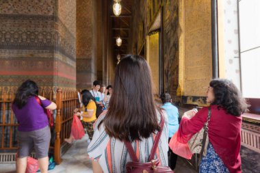 Güzel gülümseyen Asyalı sırt çantalı gezgin kadın pagoda 'da yürüyordu Buda Tapınağı' nı gezerek Bangkok Tayland 'ı geziyordu.
