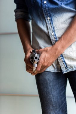 Kotlu gömlekli zengin mafya adamı elinde altın tabanca, şiddet konsepti