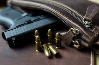 9mm Sub hergün modern silah taşır deri arka planda kurşun, cep tabancası