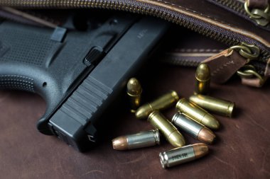 9mm Sub hergün modern silah taşır deri arka planda kurşun, cep tabancası