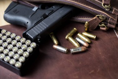 9mm Sub hergün modern silah taşır deri arka planda kurşun, cep tabancası