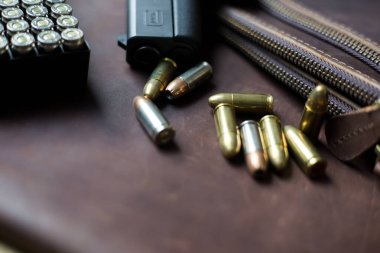 9mm Sub hergün modern silah taşır deri arka planda kurşun, cep tabancası