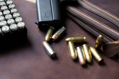 9mm Sub hergün modern silah taşır deri arka planda kurşun, cep tabancası