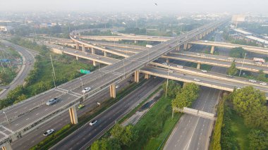 Araç hareket taşımacılığı endüstrisi ile hava görüntüsü şehir trafiği yolu