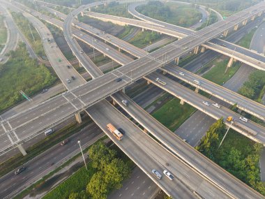 Araç hareket taşımacılığı endüstrisi ile hava görüntüsü şehir trafiği yolu