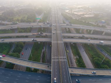 Şehir kavşağındaki hava manzaralı araba nakliyesi. Sabah trafiği.