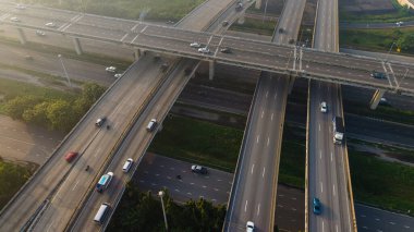 Araç hareket taşımacılığı endüstrisi ile hava görüntüsü şehir trafiği yolu