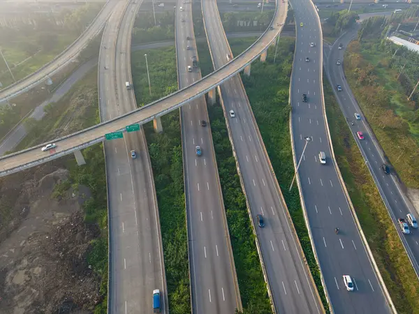 Şehir kavşağındaki hava manzaralı araba nakliyesi. Sabah trafiği.