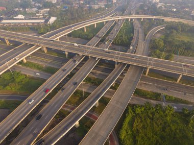 Metropolis Bangkok 'un yüksek yol ve trafik kavşaklarının insansız hava aracı görüntüsü. Trafik yollarının modern yapı tasarımı